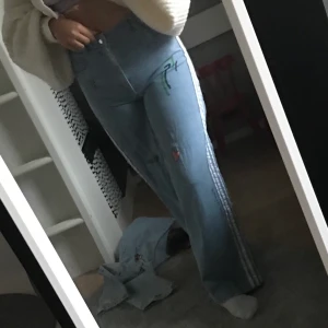 Adidas straight leg byxor - Fina adidas jeans i st 34, är stora i storleken så passar de med 36-38. Den har superfina detaljer och det går att knäppa upp byxorna så att det de kan bli shorts med öppna byxben🤗 Pris 900kr nypris 1400kr