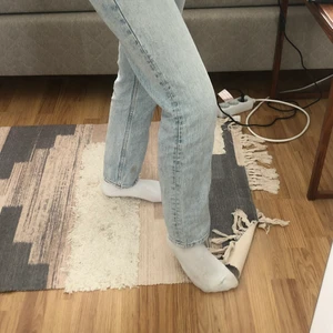 Momjeans monki - Fina momjeans från monki i storlek 26. Flitigt använda men inte så slitna. Fraktpris samt pris kan diskuteras ! Kom privat för ytterligare bilder eller funderingar!