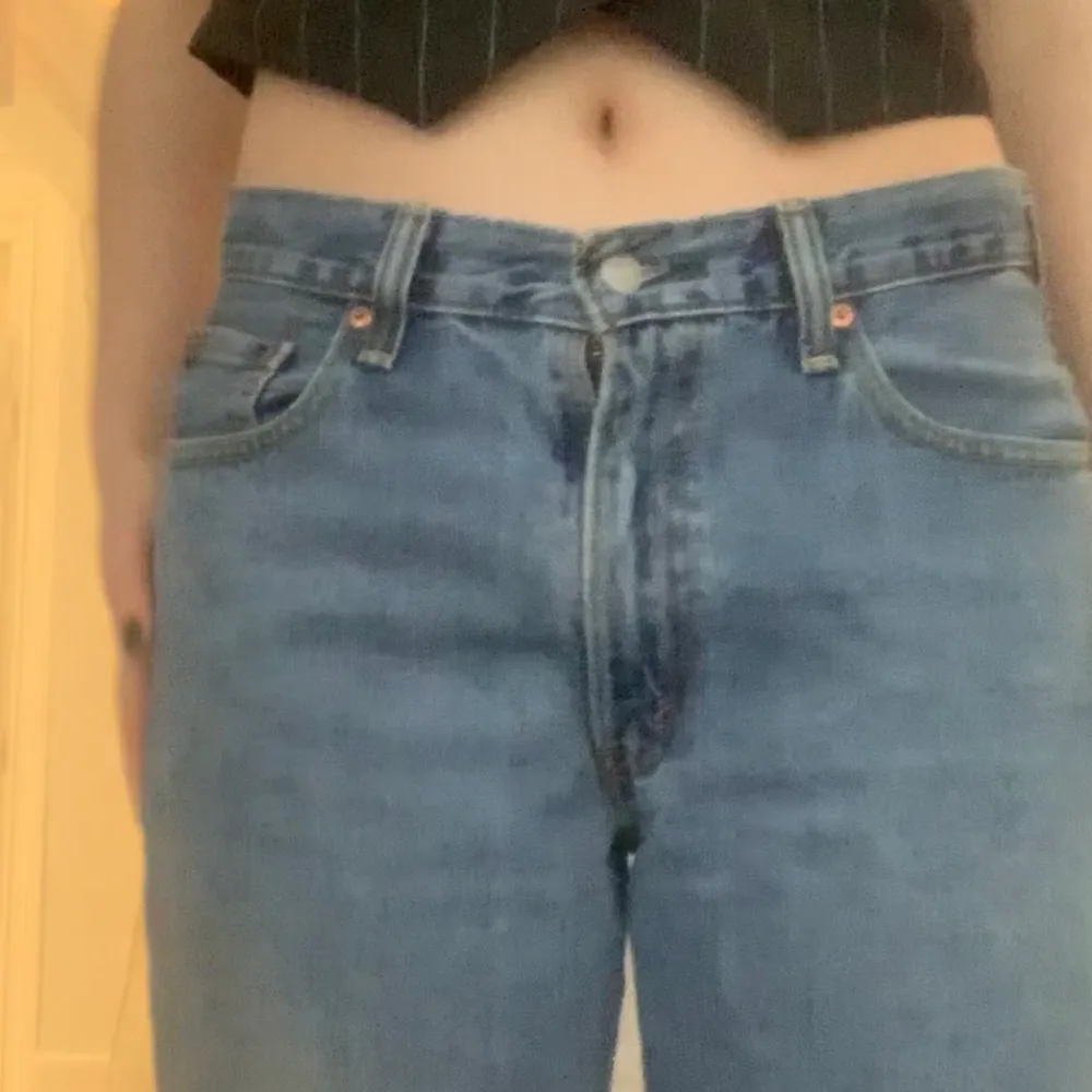 Mörkblåa Levis jeans i tjockt men mjukt material, så smickrande! Storlek 34 i midjan men passar perfekt och oversized på mig som brukar ha 30 i midjan💞  Levi’s 550. Jeans & Byxor.