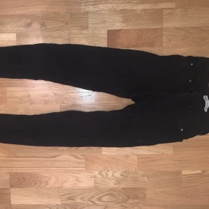 Ginatricot svarta jeans - Svarta jeans från Gina i modellen Bonnie, använd fåtal gånger, 