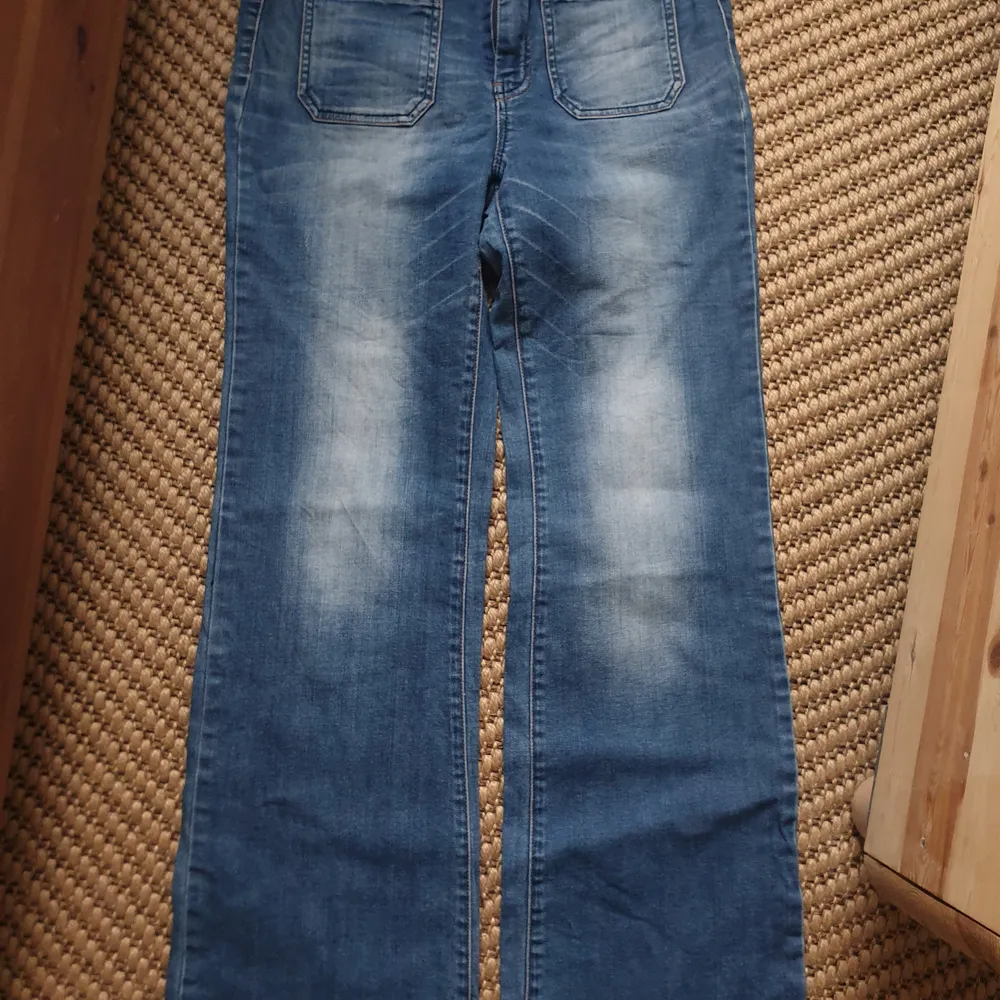 Mörkblåa Jeans från Only i storlek mått W29 L32. De är för stora och långa på mig. kan skickas annars finns i Malmö 💌 frakt 65kr. Jeans & Byxor.