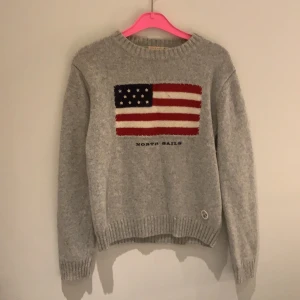 Sweatshirt - Varm härlig sweatshirt från north sails. Denna tröjan är perfekt i skidbacken eller en kväll i båten. Eller övrig användning i vardagen. 