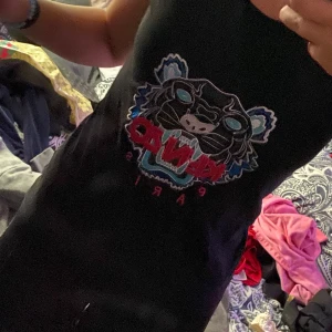 Kenzo tröjan  - Säljer denna fake kenzo tröja då den sitter lite för stort på mig . Tigern sitter väldigt långt ner och snett drf det låga priset. Storlek L, skulle passa S/M - L beroende pass form. Jag är en S. Står ej för npm Frakt ❤️