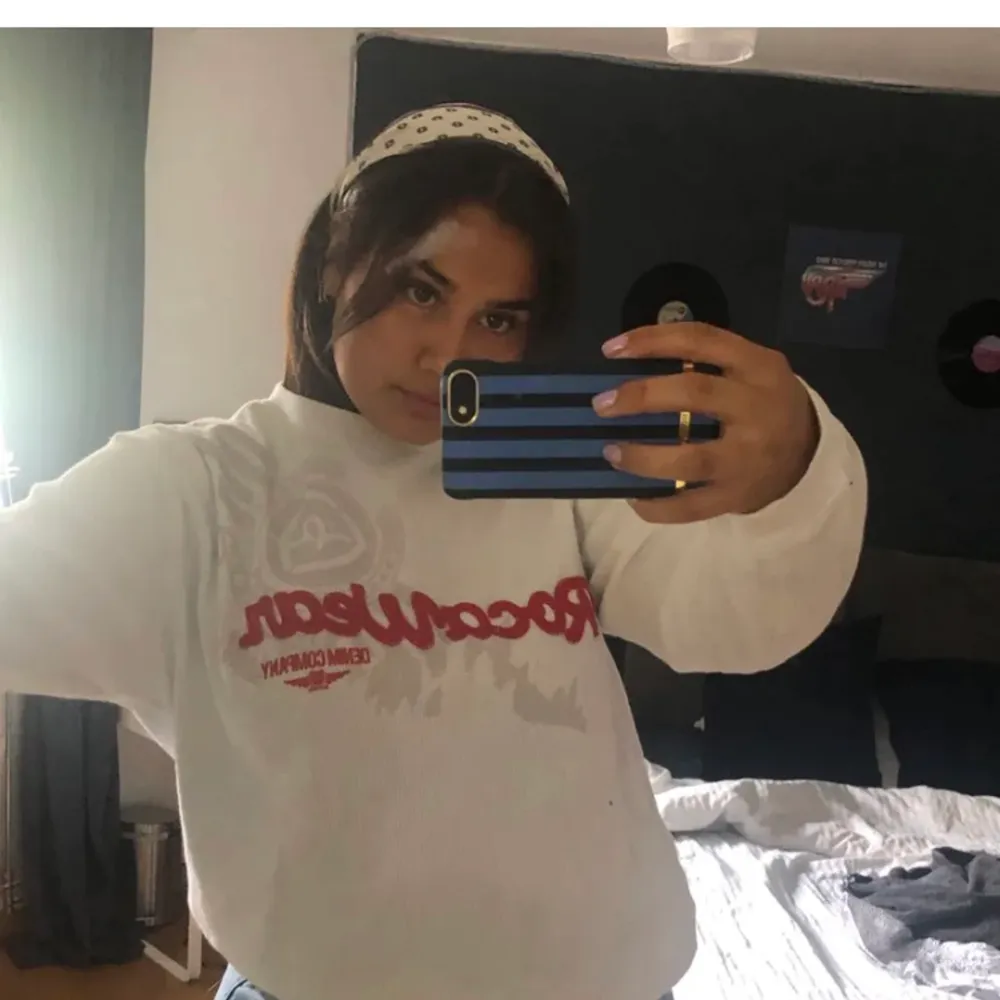 Så snygg sweatshirt med coolt material, vet att denna var väldigt efterfrågad på min förra sida och testar den här igen! Har även vilt upp den på bilden, är så snygg annars oxå. Tröjor & Koftor.