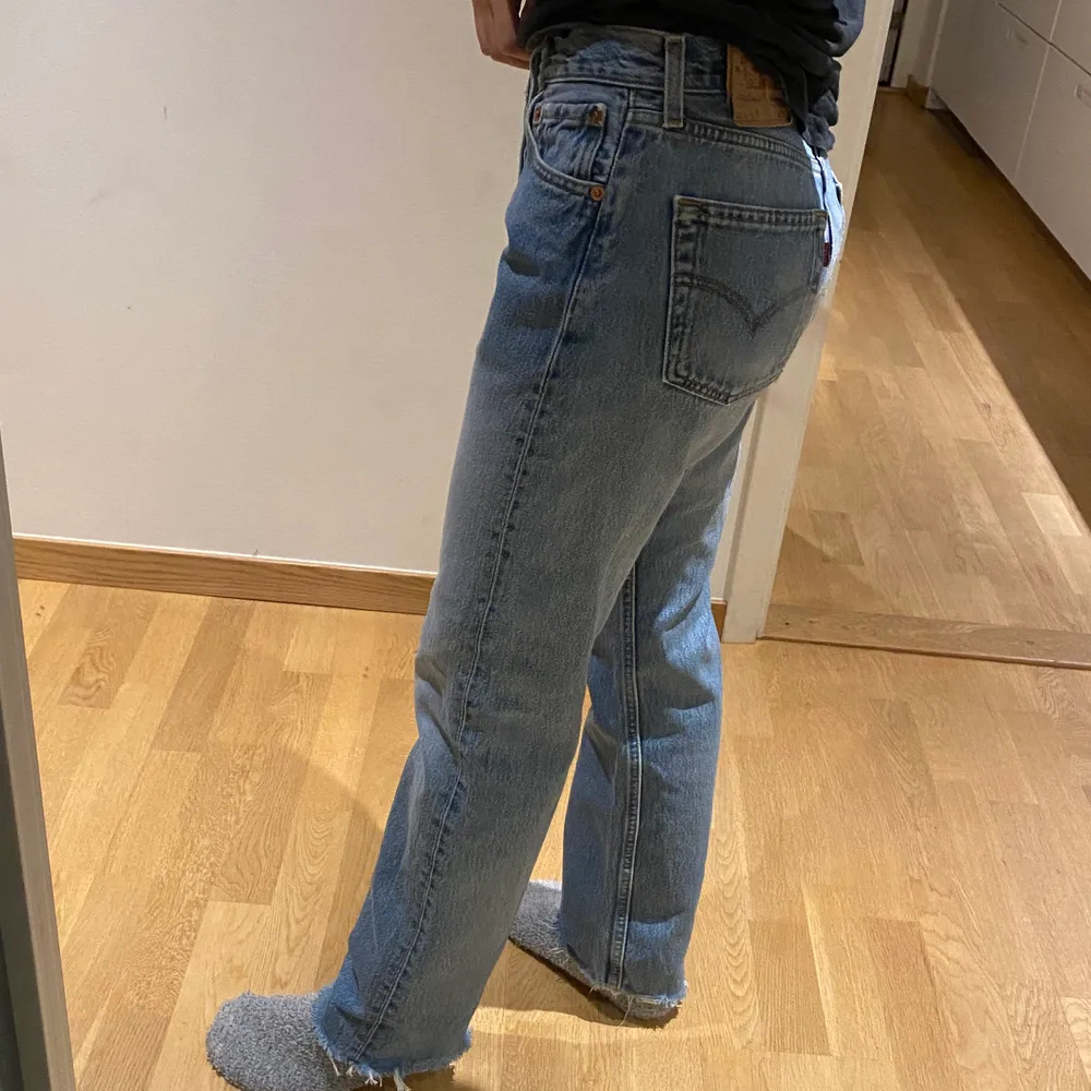 Ett par sjukt snygga levis jeans! Dom är i strl 30/32 men är lite avklippta, så dom är lite kortare! Dom sitter lite oversized på mig som brukar ha 27/26. Jeans & Byxor.