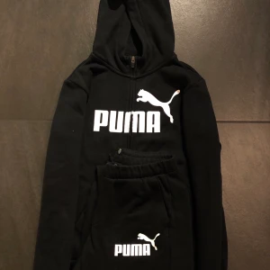 Puma Mjukis Set - Puma mjukis Set med kofta och mjukisbyxor, fint skick, passar både tjej som kille. Barn storlek