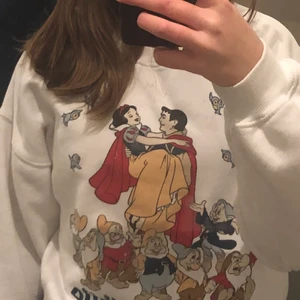 Sweatshirt  - Nästan aldrig använd. Sweatshirt med tryck både bak och fram.