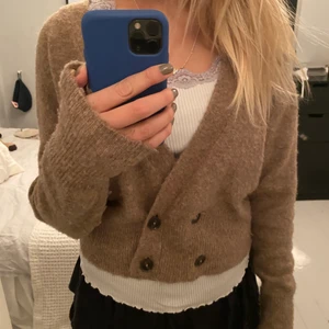Zara - Säljer den här fina beig bruna kofta från zara💗