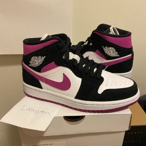 Jordan 1 mid magenta  - Hej. Säljer Jordan1 mid magenta womens i storlek eu37,5. Skorna är helt nya och med en hel box. Inga bud och priset är 1900+frakt 95kr. 