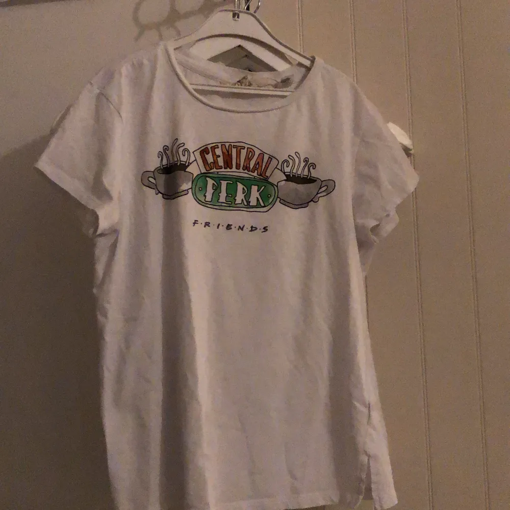 vit t-shirt med central perk tryck. bra skick och sällan använd. kan vara lite seethrough men beror på ljus. endast seriösa köpare. 50kr + frakt. T-shirts.