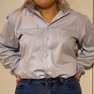  Skjorta  - Ljusblå skjorta storlek M/L