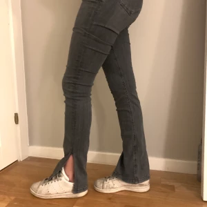 Jättefina zarajeans med slits🥰 - Säljer mina sjukt coola gråa jeans från zara med slits! Jeansen är aldrig använda och i nyskick!❤️❤️❤️