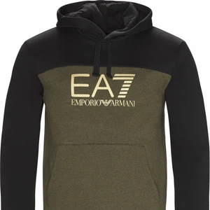 Emporio Armani hoodie EA7, grön/svart - Ny pris: 1299kr. Köptes online på JDsports. En märkeshoodie från italienska kvalitetsmärket emporio armani (även känt som EA7). Använd en del men är fortfarande i väldigt fint skick vilket tyder på kvaliteten. Passar i storlek XS-S (ålder 10-14)