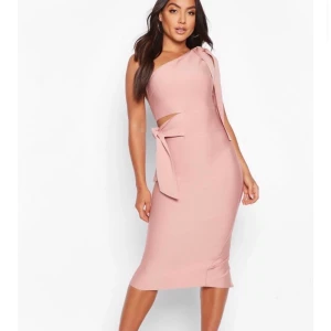 Klänning - Har denna klänning köpt ifrån Boohoo. Aldrig använd! Sitter jätte fint på men kommer personligen inte till användning. Det är storlek 8 i uk storlek men passar mig som är en 32/34 