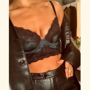 Bustier - Vid stort intresse vid första korsett/bustier säljer jag även denna. I en magisk blågrön ton 🧚🏽 Strl 75C Snygg under kavaj eller liknande 🌟 Buda gärna 💞 Frakt tillkommer Högsta bud 120kr