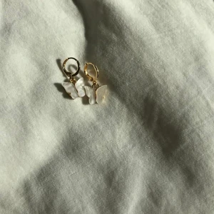 Sötaste örhänge - Jätte jättesöta Guld pläterade örhängen 🤍😍 bästa kvalitet på marknaden , passar perfekt som present , kan även frakta med lyxig förpackning för 15 kr