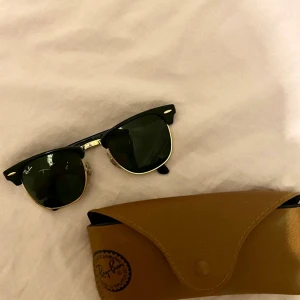 Rayban solglasögon  - Snygga och classic rayban solglasögon. Nästan helt oanvända i modellen clubmaster💞