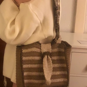 Virkad väska - Jag har bytt bandet mot en sjal för tyckte det var snyggare. Jättesöt som skolväska.