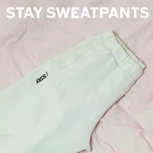 Stay Mjukisbyxor💕 - Ett par super sköna mjukisbyxor köpta från carlings💖💝💖 Måste tyvärr sälja pga att dem blivit för små😭Kontakta mig om du är intresserad. Priset är diskuterbart💗