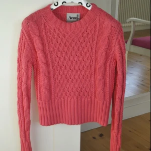  - Rosa, stickad acne-tröja. Originalpris 800:-