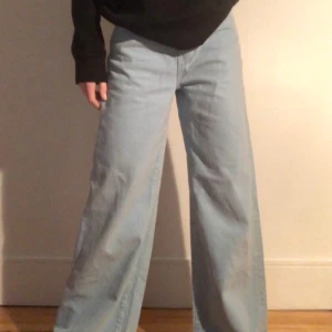 Zara jeans  - Vida och högmidjade jeans från Zara som köptes på Black Friday denna år. Säljer då jag gått väldigt mycket ner i vikt och inte riktigt passar i många av mina kläder längre. Värd ca 400 kr tror jag.. storlek 36 och säljer för 270 kr (frakt inkluderat i pris) ps, kika in mitt page för fler trendiga plagg som tyvärr inte passar mig längre💞 ps2, andra bilden är inte min!!