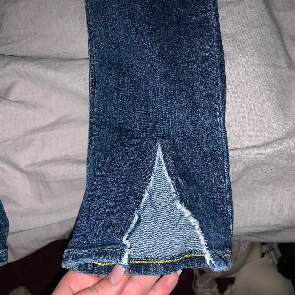 Mörkblåa Lee jeans med slits, balla men används aldrig längre. Storlek 34-38, väldigt stretshiga💕. Jeans & Byxor.