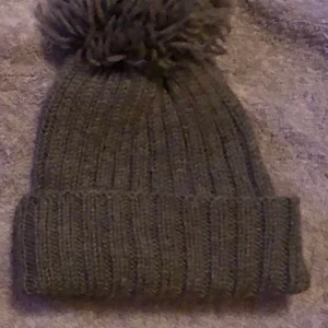 40kr/ st eller buda (frakt) Unisex- Mössa med tofs toppskick,   vuxen storlek - 40kr st   Unisex mössor unik grå eller eller klassiskt svart. Retro 