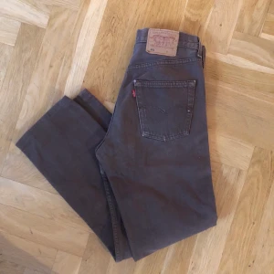 Bruna vintage Levi’s 501:or - Bruna vintage Levi’s 501:or. Tidlös modell som sitter riktigt bra, tyvärr för små för mig. Passar S. Köpta på POP på södermalm. midja 37,5 cm rakt över, innerben 70 cm, ytterben 99 cm