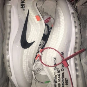 Nike X  off-white skor strl 40 - Använd 2 gånger. Fin skick. 2 månader gammal. Original priset ligger på 35 819 och skorna är äkta. Skriv om du är intresserad