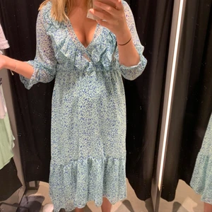 Klänning - Super fin klänning från Zara. Använd 1 gång 