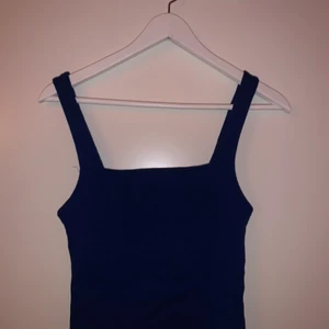 Blå topp - Tjockt material, därför inte genomskinlig, från Zara, Nyskick och väldigt fin passform! Storlek S, stretchig