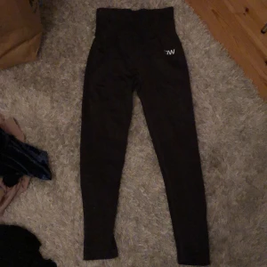 Tights från iciw  - Högmidjade tights från icaniwill. I:et på märket är borta men annars i väldigt bra skick. Skriv för fler bilder. De är gråa. Köpare står för frakt. Nypris 599