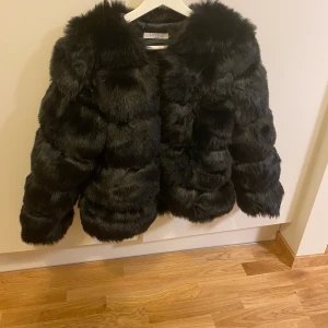 Svart faux fur  - Oanvänd faux fur. Stå storlek Xl men skulle säga att den passar mer en S/M. Pm för frågor!