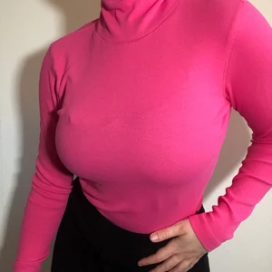 Neonrosa turtleneck  - Jätte snygg neon rosa turtleneck men broderat hjärta på kragen. Rätt så varm och super skön. Fler fotton finns, frågor är välkomna och pris kan diskuteras💕💕