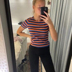 Randig tröja från NA-KD - Randig tröja från NA-KD i storlek xs. Köpte den på deras pop up store i mall of scandinavia förra året. Vad jag vet finns den inte kvar på deras hemsida. Den är blå/orange/svart/vit randig och fina detaljer vid halsen, ärmarna och vid slutet av tröjan