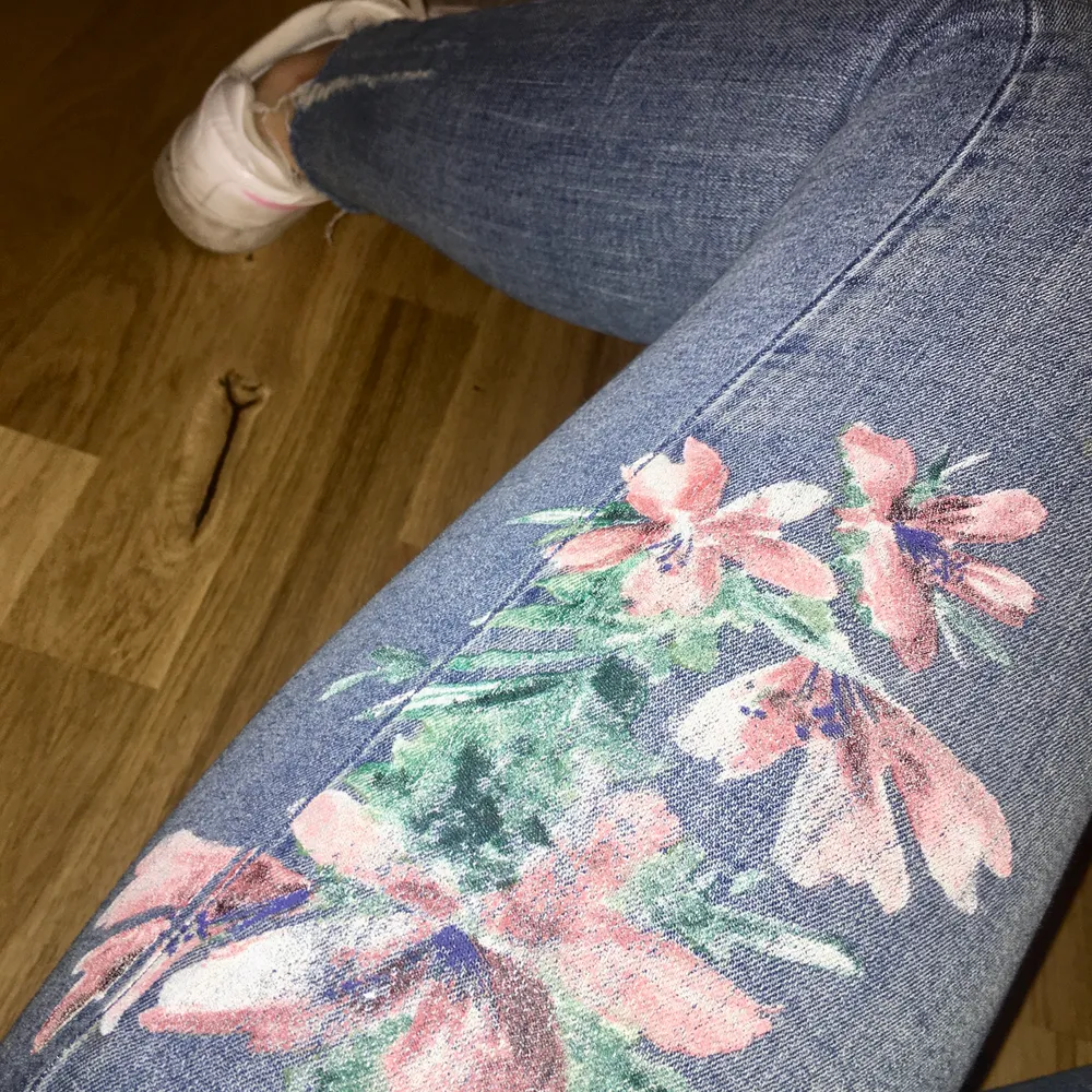 Coolaste jeansen med blomtryck på vänstra låret. Fint skick förutom att lappen är lite lös 💕💕 jag är ca 160 och har 36 i vanliga fall . Jeans & Byxor.