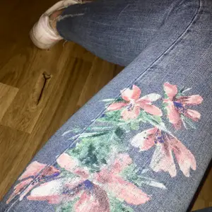 Coolaste jeansen med blomtryck på vänstra låret. Fint skick förutom att lappen är lite lös 💕💕 jag är ca 160 och har 36 i vanliga fall 