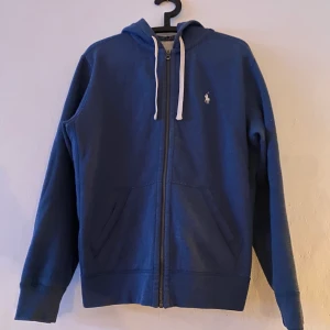 Ralph lauren stl M - Ljusblå hoodie, nästan aldrig använd bud från 100kr 