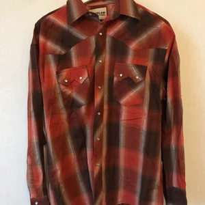 Wrangler skjorta, XS-M, Roströd & Silver - Superfin skjorta från Wrangler i en härlig roströd färg med silvertrådar i! Perfekt såhär mot höst, vinter, jul och nyår. Mycket fint skick! Passar XS, S och M. Möjligen L. Kan mötas i Stockholm eller skickas mot fraktkostnad! ✨🌸✨