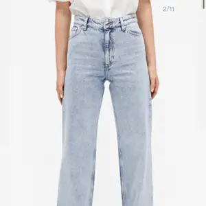 Vida jeans med hög midja från Monki. Har använts sparsamt och det finns inget att anmärka på. Ordinarie pris 400kr