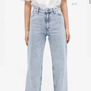 Yoko light blue Jeans från Monki stl.29 - Vida jeans med hög midja från Monki. Har använts sparsamt och det finns inget att anmärka på. Ordinarie pris 400kr