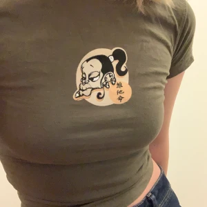 Small topp  - As unik topp med unikt tryck som jag köpte i Aten. Den sitter lite för tight och därför använder jag den inte längre. 