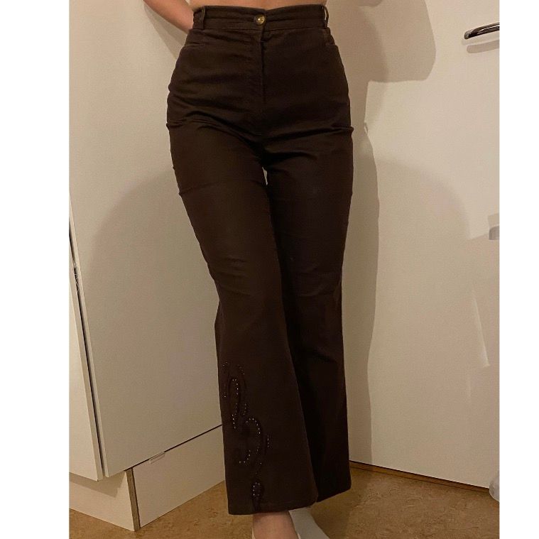 supertrendiga bruna bootcut! lite stora för mig som har 36/S i byxor men skulle sitta perfekt på ngn med 38/M! köparen står för frakt! BUDGIVNING dm för fler bilder elr frågor✌🏼. Jeans & Byxor.