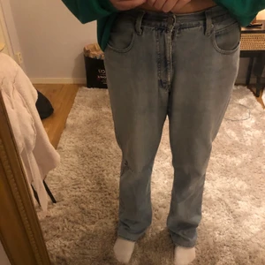 Armani jeans  - Lite baggy ursprungliga Armani jeans, köpta på humana. Bra / ok skick. Frakt tillkommer. Storlek beroende på hur man vill att dem ska sitta.