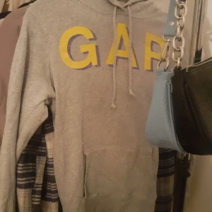 GAP hoodie - En GAP hoodie  som inte kommer till nån användning is storlek xs frakten ingår i priset.
