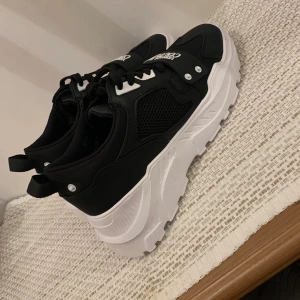 Sista paret! Versace skor  - Helt nya versace skor, strl 43 