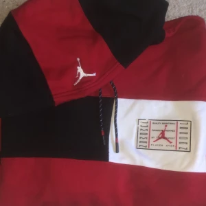 Röd jordan hoodie - Säljer min snygga Air Jordan hoodie, superskön och väldigt sparsamt använd, precis som ny. I storlek M från herravdelningen, så funkar för alla:) Orginalrpis 1699kr, köper spårbar frakt för 63kr 🥰