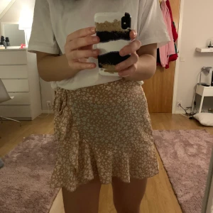 Kjol - Jättefin kjol från Shein🤍 använd fåtal gånger så bra skick, säljer pga att jag tycker att den är för kort på mig som är typ 173🤍 xs-s, 90kr+frakt