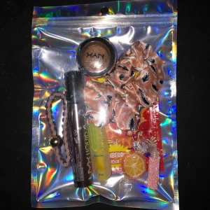 Stor goodiebag - Stor goodiebag som innehåller nyx lipcream, highlighter, scrunchie, poprocks, klubbor, glitter, nyx eyeshadow och hårband💕 99kr plus frakt💕 superbra enkelt present🥰