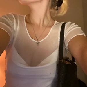 Seethrough tisha! - Vit seethrough tshirt!! Jättenajs över klänningar eller längre linnen så det går ner till rumpan!!